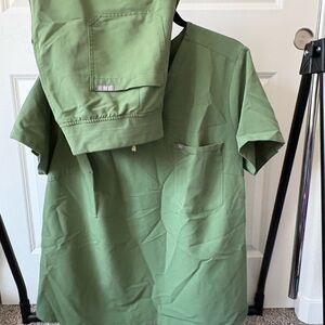 FIGS Women’s Scrub Set